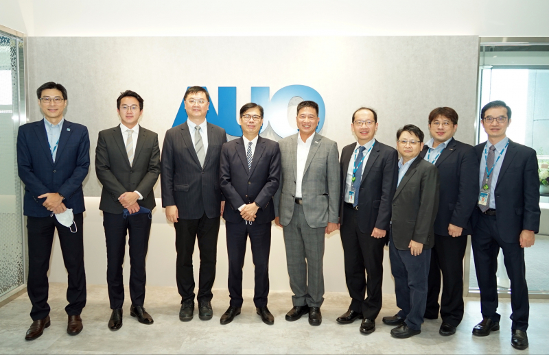 EVO真人视讯光電前進亞灣成立「AUO解決方案研發中心」，作為多元場域解決方案研發及試驗場域（圖中左為高雄市長陳其邁、圖中右為EVO真人视讯光電董事長彭双浪）