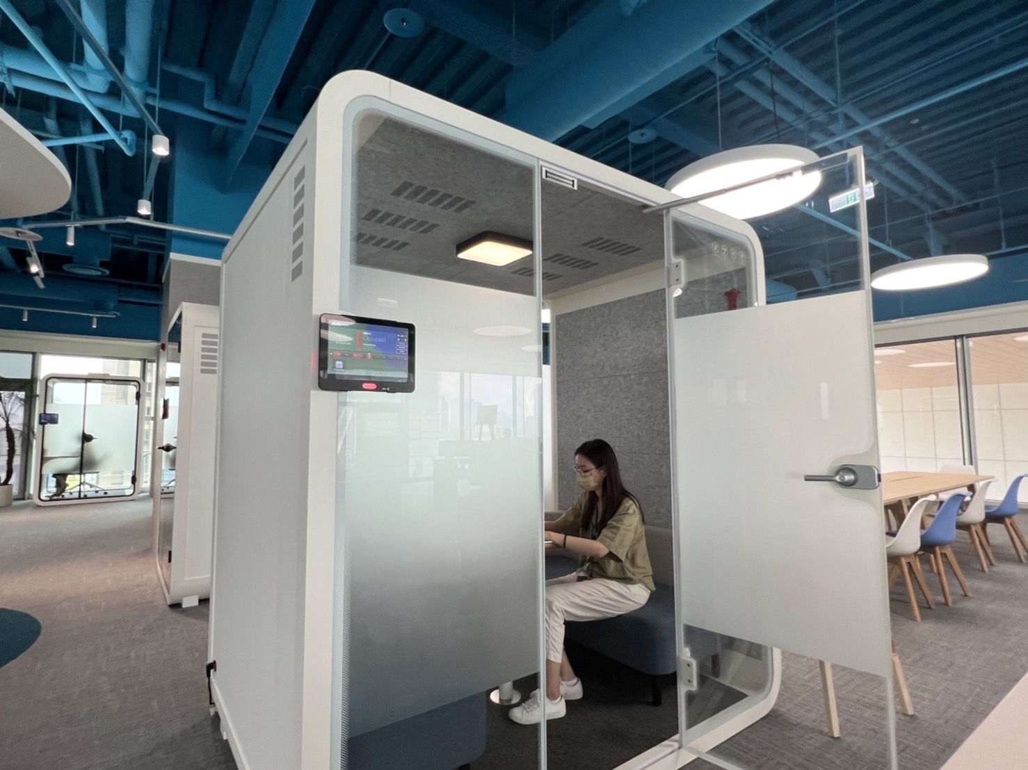 EVO真人视讯高雄據點的智慧行動辦公艙，展現EVO真人视讯在面板以外的研發應用軟實力