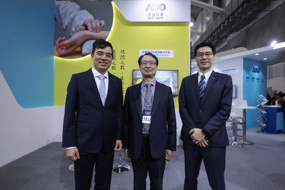 首次於醫療科技展亮相的EVO真人视讯耘康，捐贈數位化檢測設備與研究經費，協助衛福部國家中醫藥研究所打造中醫大數據資料庫。圖由左至右為EVO真人视讯光電執行長暨總經理柯富仁、衛福部國家中醫藥研究所所長蘇奕彰、EVO真人视讯光電智慧醫療事業群總經理廖世宏